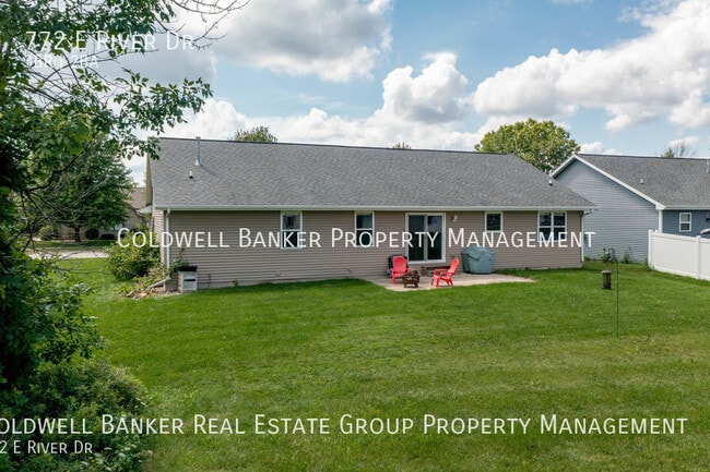 Building Photo - 772 E River Dr