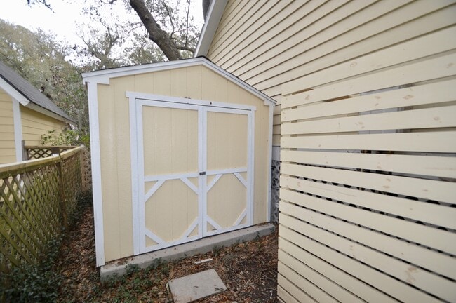 Building Photo - 775 Lake Frances Dr