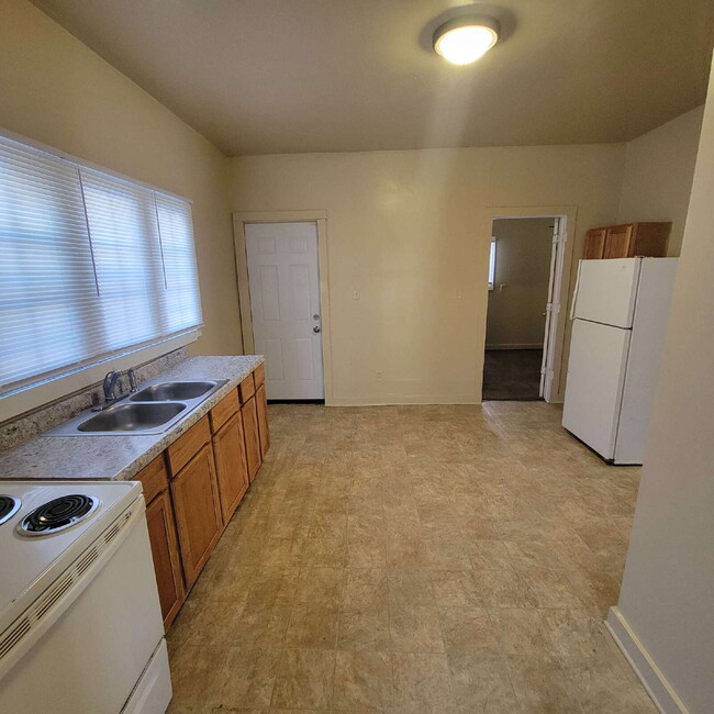 Building Photo - 3/2 with fenced-in backyard & storage shed