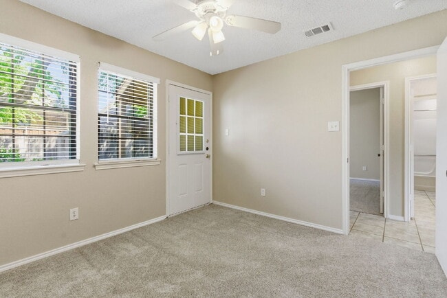 Building Photo - "Bright and Spacious 2-1 Duplex with Flexible Loft Space in Prime Keller Location!"