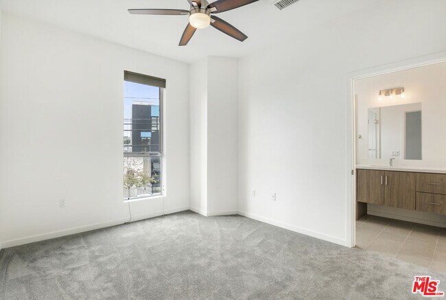 Building Photo - 1045 Manzanita St