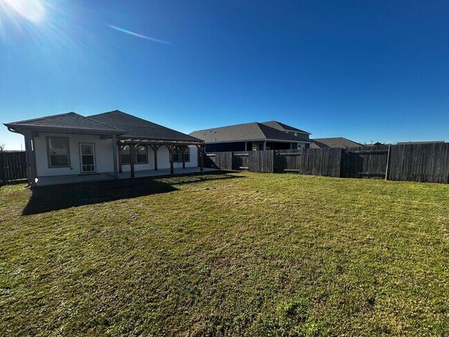 Building Photo - 3BR/2BA single-family home with fenced yard and attached garage in Jarrell, TX.
