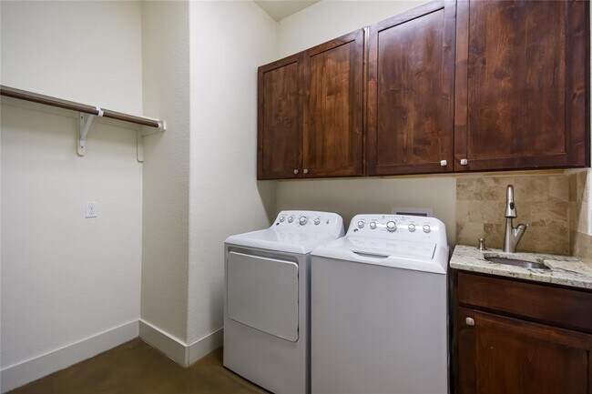 Building Photo - 18400 Lakepoint Cove