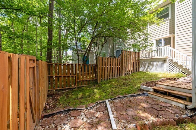 Building Photo - Charming 2 Bedroom/1 Bath Townhome in Henr...