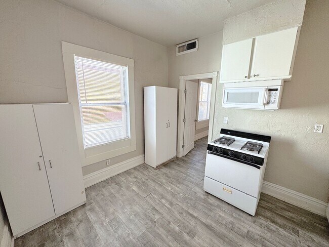 Building Photo - Central EL Paso(close to downtown) 1 bed/1 bath duplex. Water/Trash Service Included