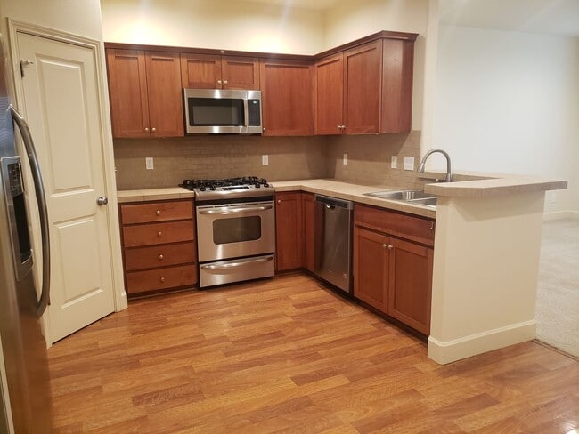 Building Photo - Wonderful Townhouse in Bethany/ NW Portland