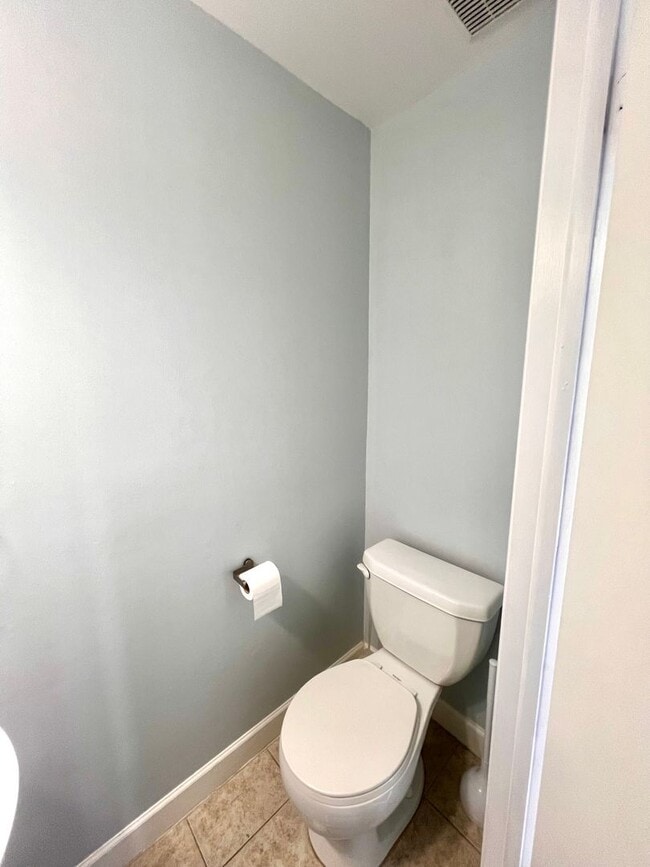 Building Photo - Adorable Townhouse - 2 Bedroom 1.5 Bathroom - Bonnie Brae Drive