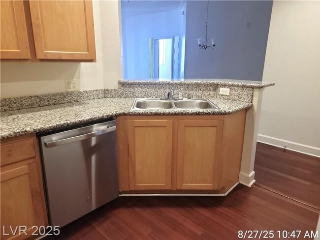 Building Photo - FABULOUS PARK AVENUE--MIDRISE LIVING!!