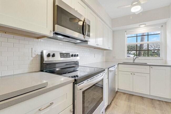 Building Photo - 415 N Cypress Dr