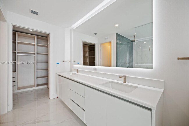 Building Photo - 700 NE 24th St