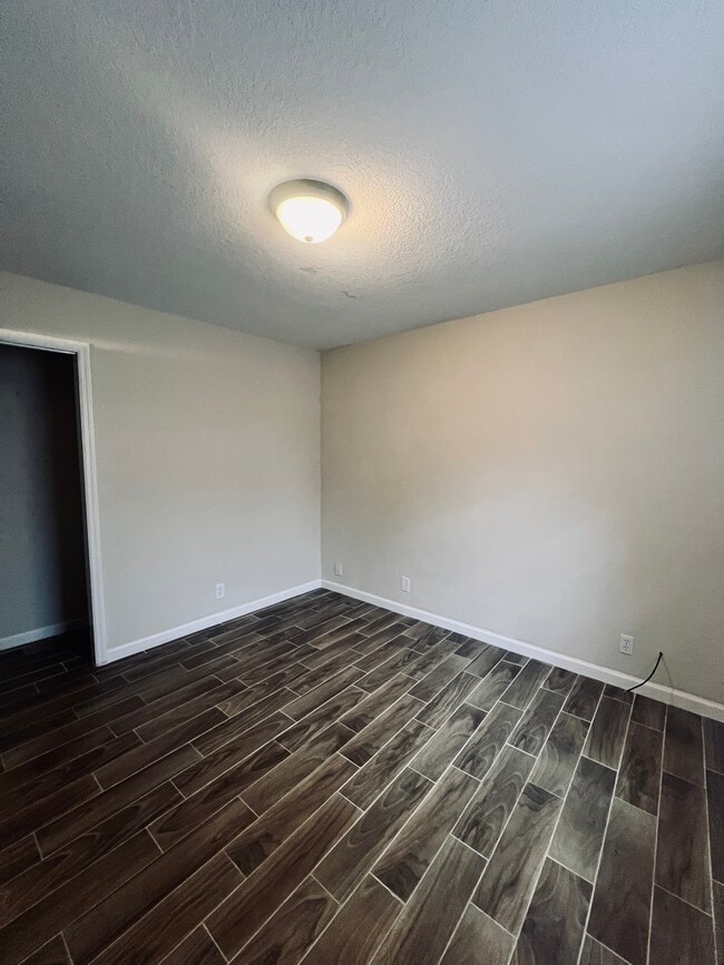 Building Photo - 103 Willow Lake Dr