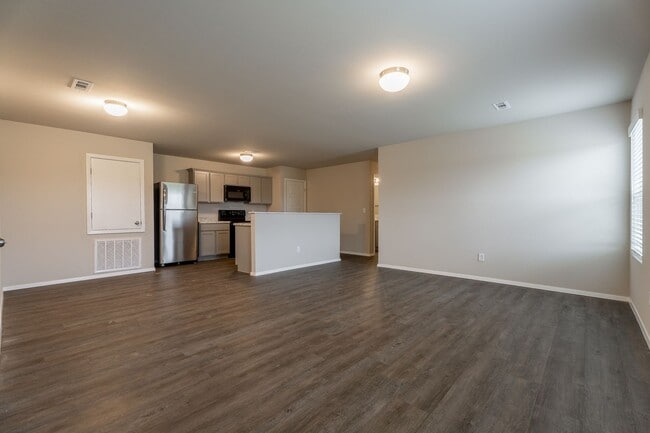 Building Photo - Like New 3-bedroom 2 bath Duplex in Lincoln!! Fenced yard!