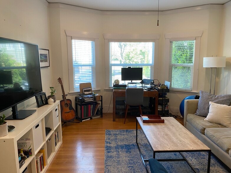 LivingRoom/Bedroom - 3117 College Ave