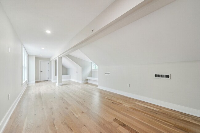 Building Photo - 8 Husted Ln