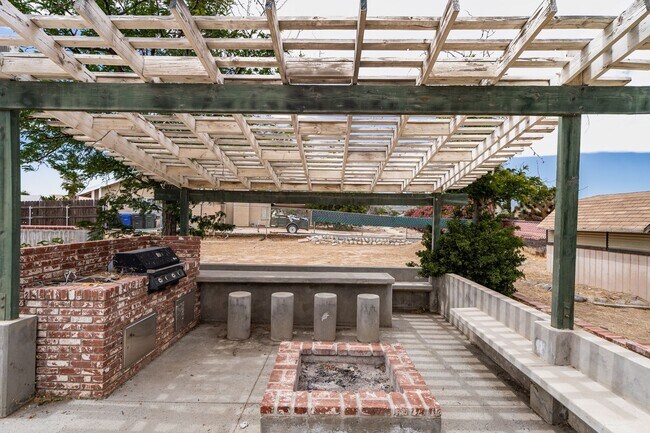 Building Photo - Beautiful large corner lot