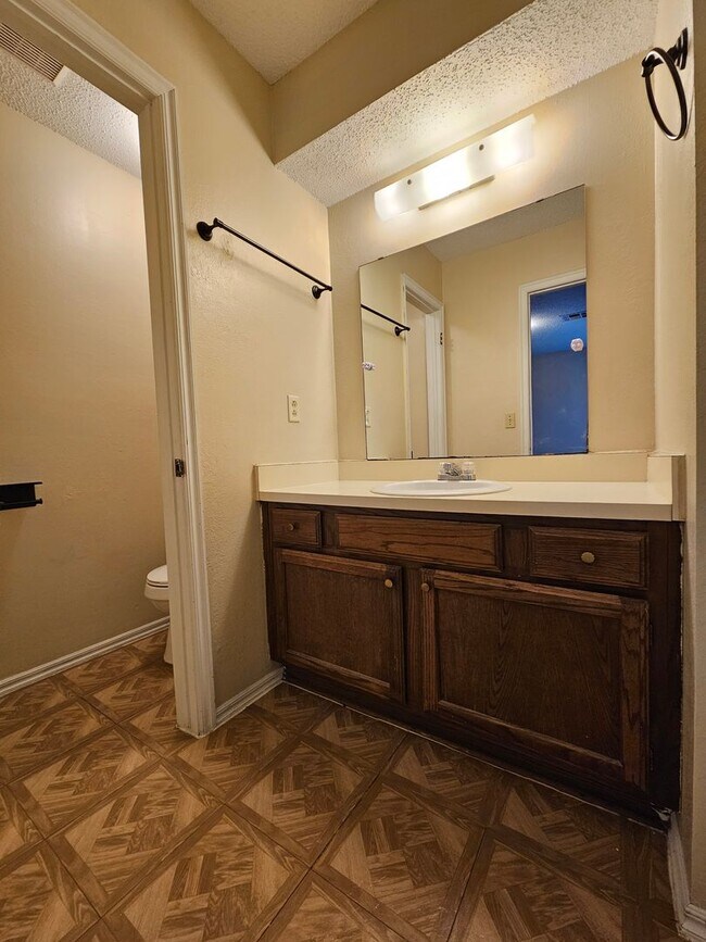 Building Photo - (2) Bed/(2) Bath Duplex Avail NOW! Small Pet Negotiable!