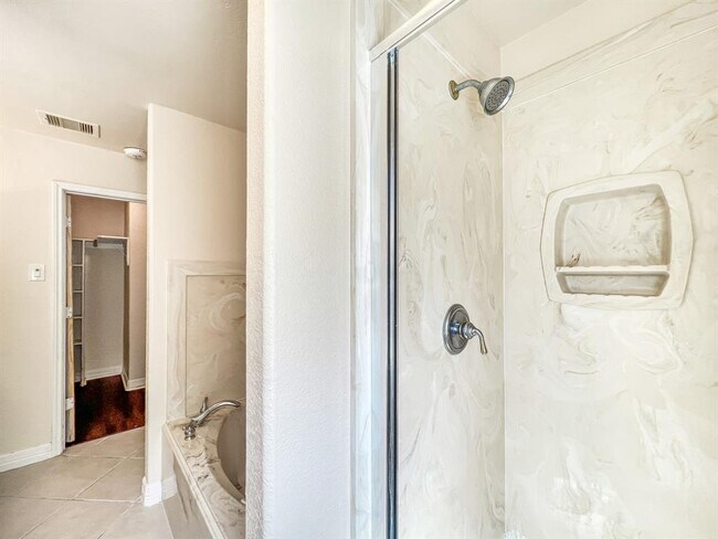 Building Photo - 5715 Ladonia St