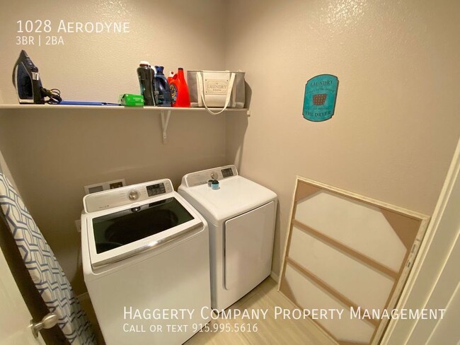 Building Photo - 1028 Aerodyne-