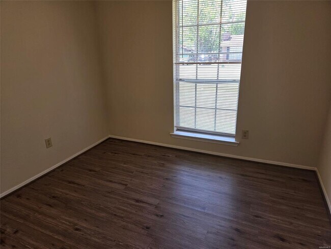 Building Photo - 262 Joyce St