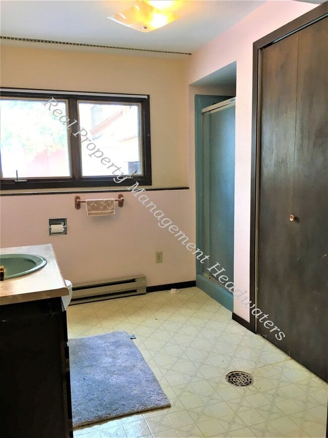 Building Photo - 5 Bedroom 3-1/2 Bath House For Rent