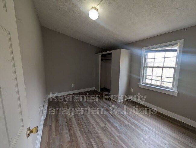 Building Photo - 12 Miller St