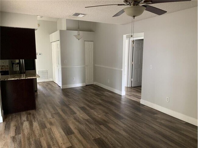 Building Photo - 998 SW N Globe Ave