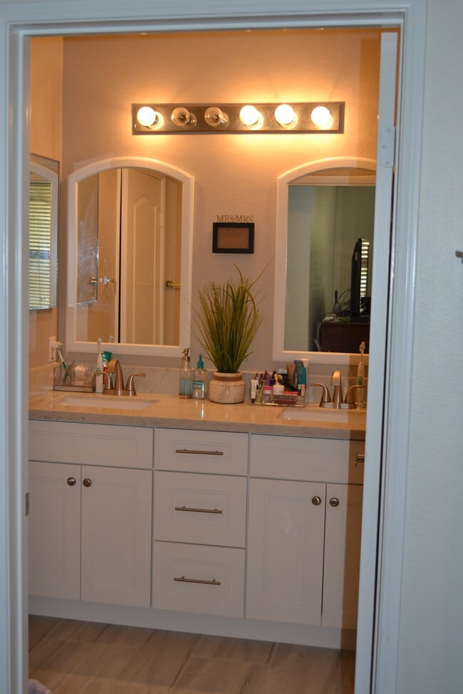 Building Photo - Elisa Ln