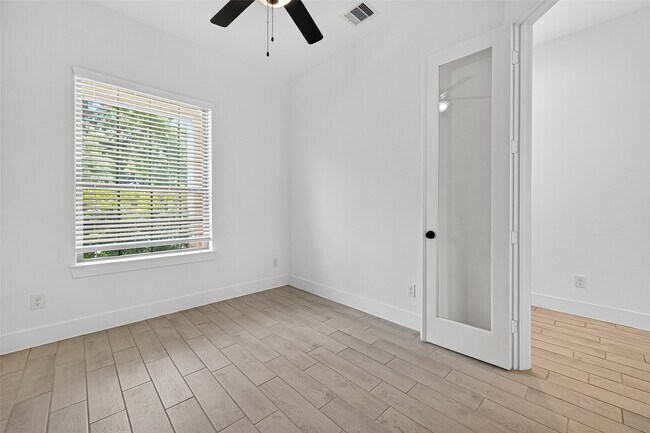 Building Photo - 10727 River Walk Dr