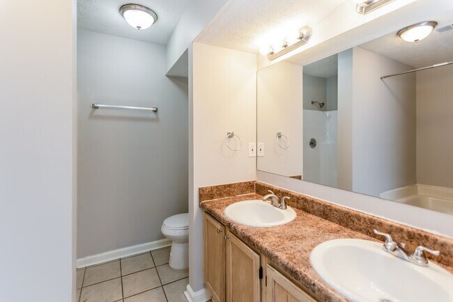 Building Photo - 3810 Greenbrook Dr