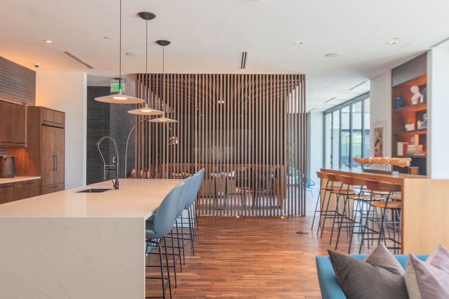 Building Photo - 688 W 1st St