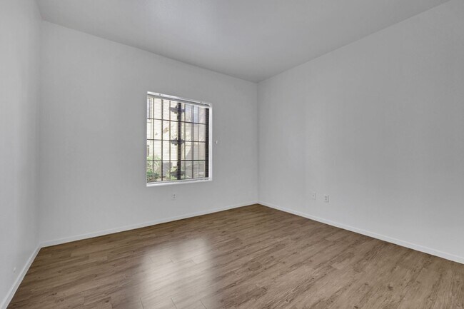 Building Photo - 2 bedroom Townhouse