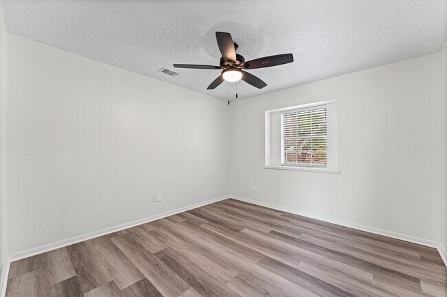 Building Photo - 110 Shadow Wood Dr