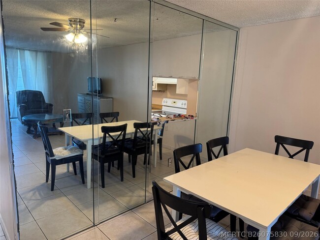 Building Photo - 2860 Somerset Dr