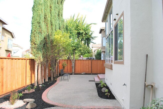 Building Photo - Updated Detached Home in Gated Fleur Du Mo...