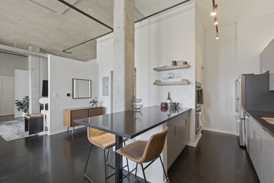 Building Photo - 900 N Kingsbury St