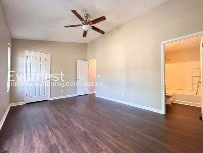 Building Photo - 3 Bed/2.5 Bath Town Home with Off-Street Parking / Available Now!