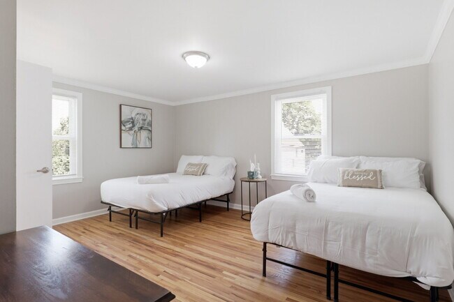 Building Photo - Furnished 10-Bedroom Single-Family Home in Buffalo