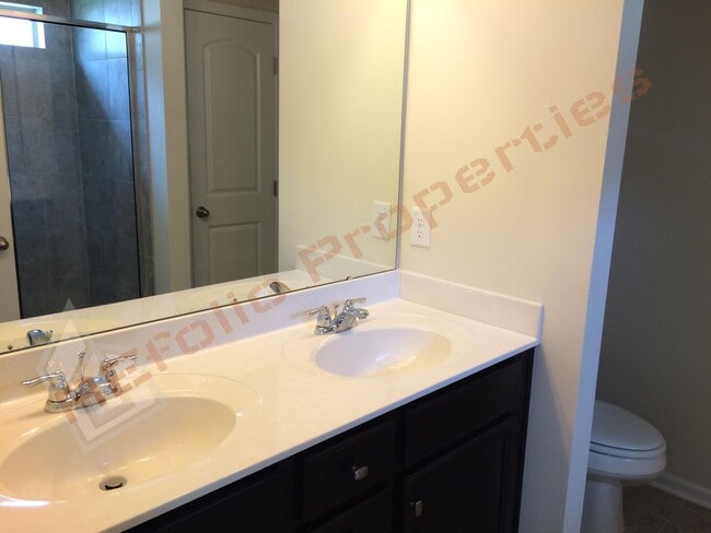 Building Photo - Beautiful 3 bedroom 2.5 Bath  Townhome w/ 1-Car Garage in Weatherfield, Cary. May 7th!