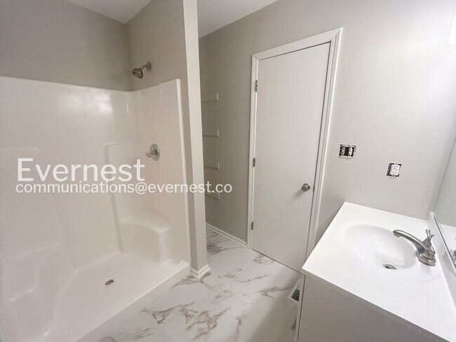 Building Photo - 2 Bed/2.5 Bath Town Home with Off-Street Parking / Available Soon!