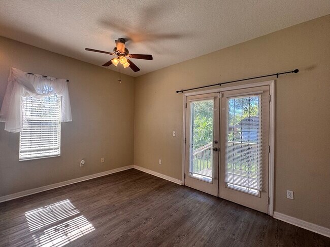 Building Photo - Charming 3-Bedroom Home with Modern Update...