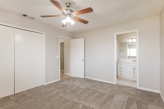 Building Photo - 4400 SW 6th Ave