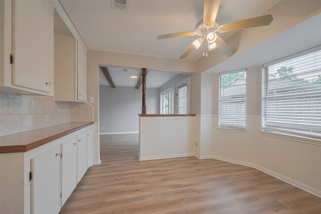 Building Photo - 605 Sorrento Dr