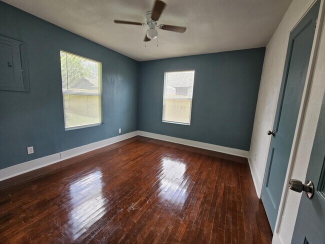 Building Photo - 5009 Royal Dr