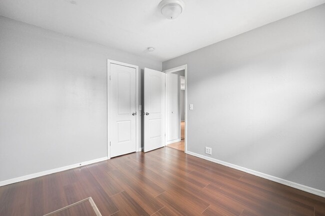 Building Photo - 2 Bedroom, 1 Bathroom Available!