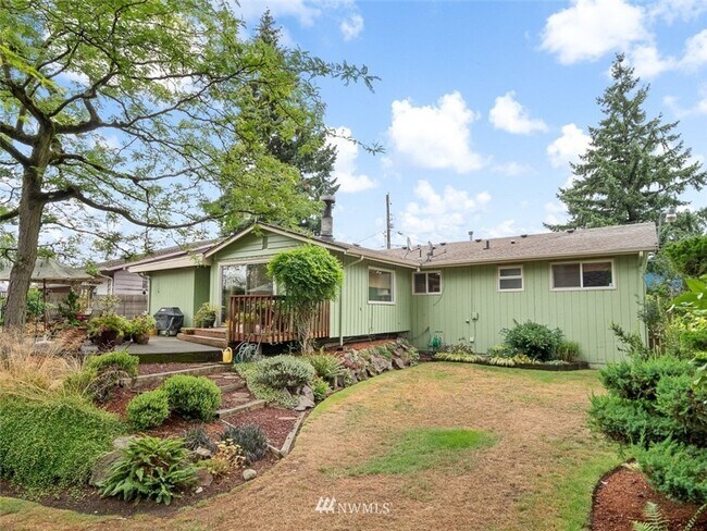 Building Photo - Charming 3-Bedroom Home with Fresh Updates