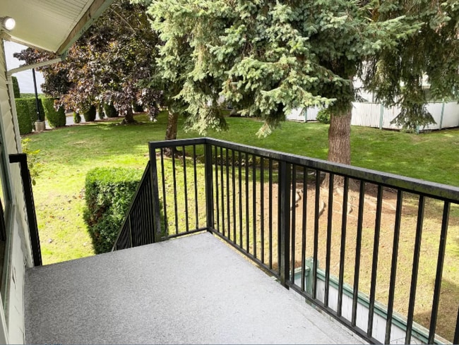 Building Photo - Spacious top floor condo with 3 sizable bedrooms & 2 baths