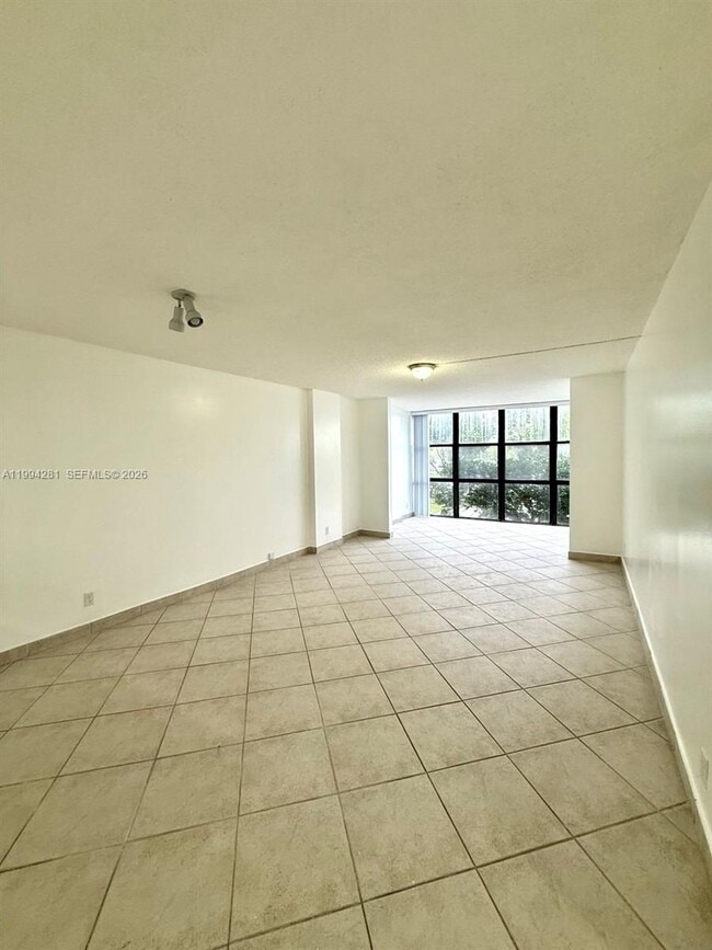 Building Photo - 800 Parkview Dr