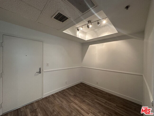 Building Photo - 8614 Burton Wy