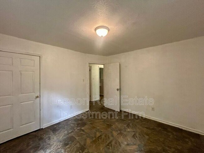 Building Photo - 307 W 71st St