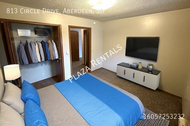 Building Photo - 608 W 3rd St